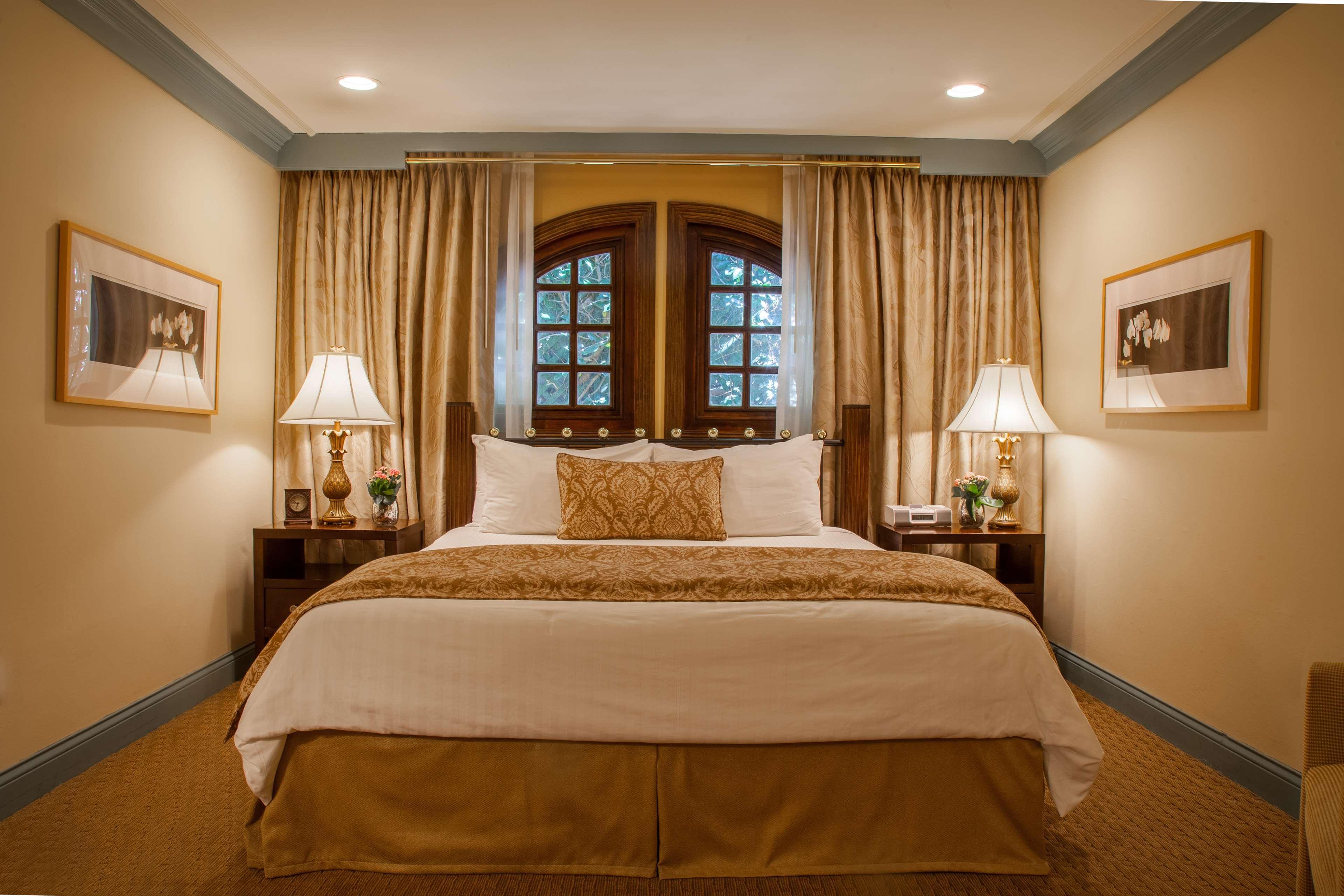 Western Sunset Plaza Hotel 4*